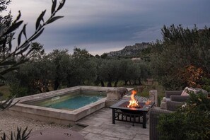 Property grounds - Authentic stone house overlooking Les Baux-de-Provence (305 chemin des Lombards)