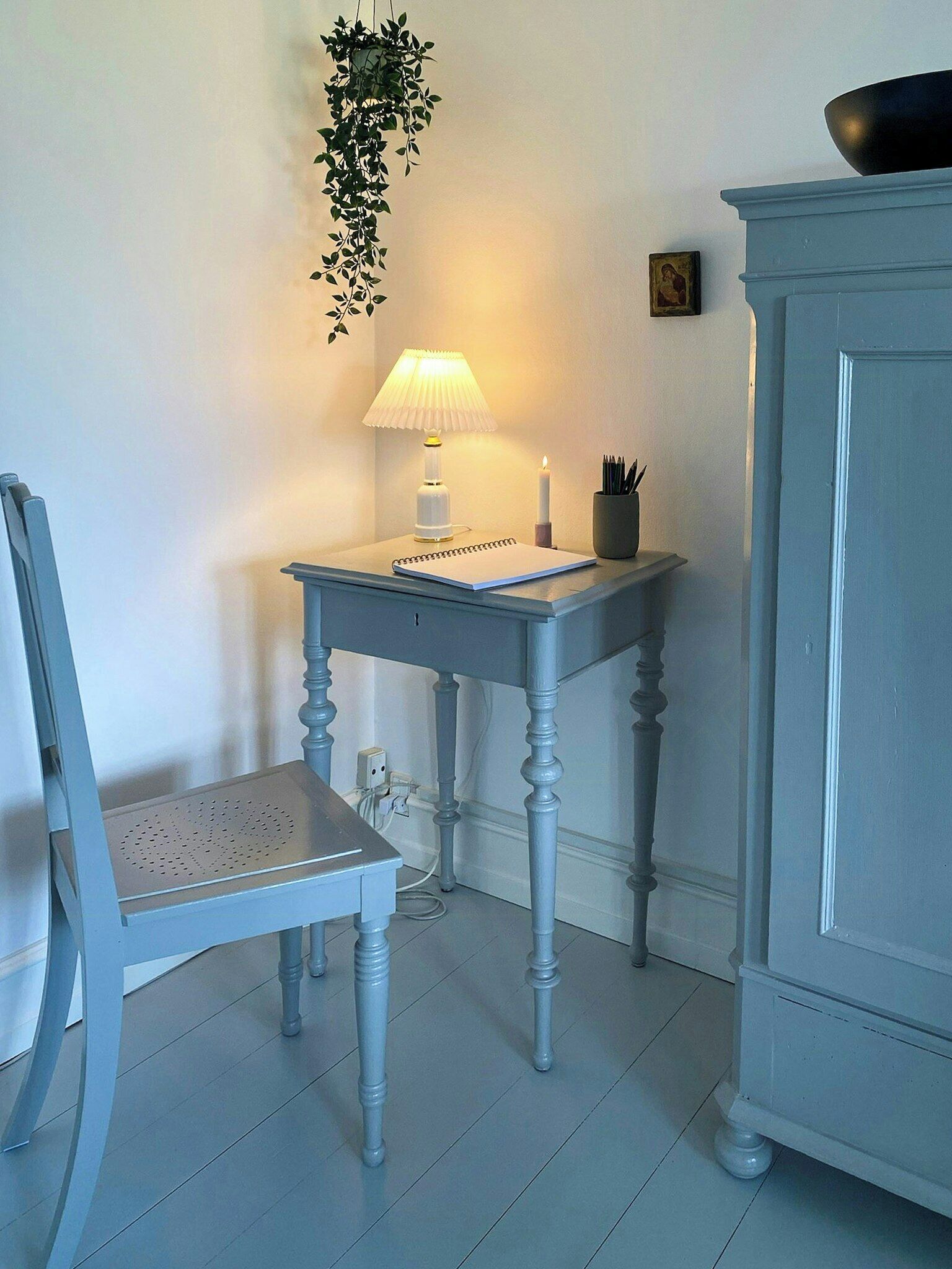 Une pièce comprenant un bureau, une chaise et un placard.