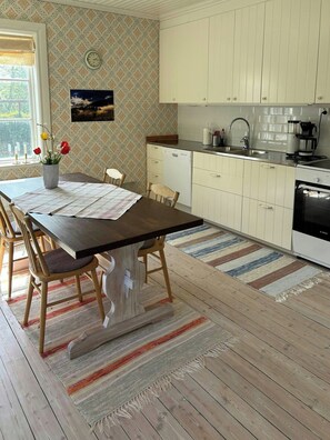 Microwave, oven, dishwasher, coffee/tea maker - Log cabin with sauna by Ljungan (Sundsvall)