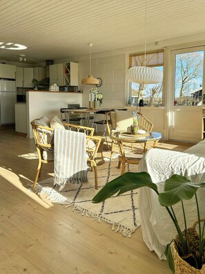 TV, fireplace - Beach hotel inspired holiday home by Limfjorden (Snedsted)