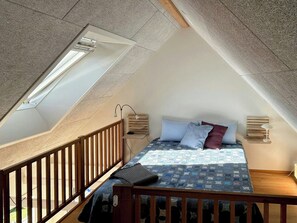 Free WiFi - Newly built tiny house with river views (Brenderup)