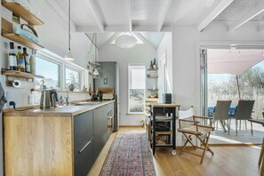 Microwave, oven, dishwasher, coffee/tea maker - Newly built tiny house with river views (Brenderup)