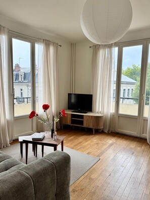 Living area - Le Traversière – Charmant T2 pour 4 avec balcons (Tours)