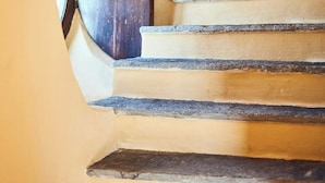A staircase with stone steps and a wooden door at the top. - Historic tower with Monferrato views (Terrugia)
