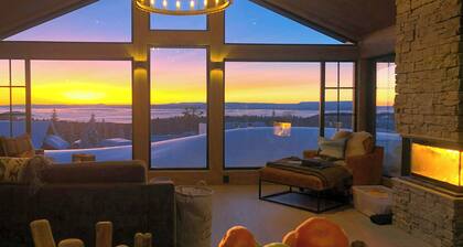 Chalet d'architecte à Lygna avec vue sur la montagne
