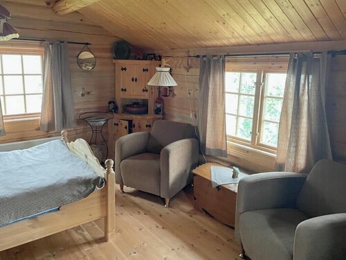Cabane de montagne accueillante et magique avec des sentiers de randonnée