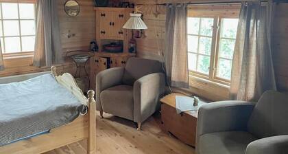 Cabane de montagne accueillante et magique avec des sentiers de randonnée