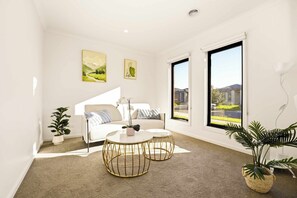 TV - Seednest Stylish & Perfect for Relaxation (Weir Views)