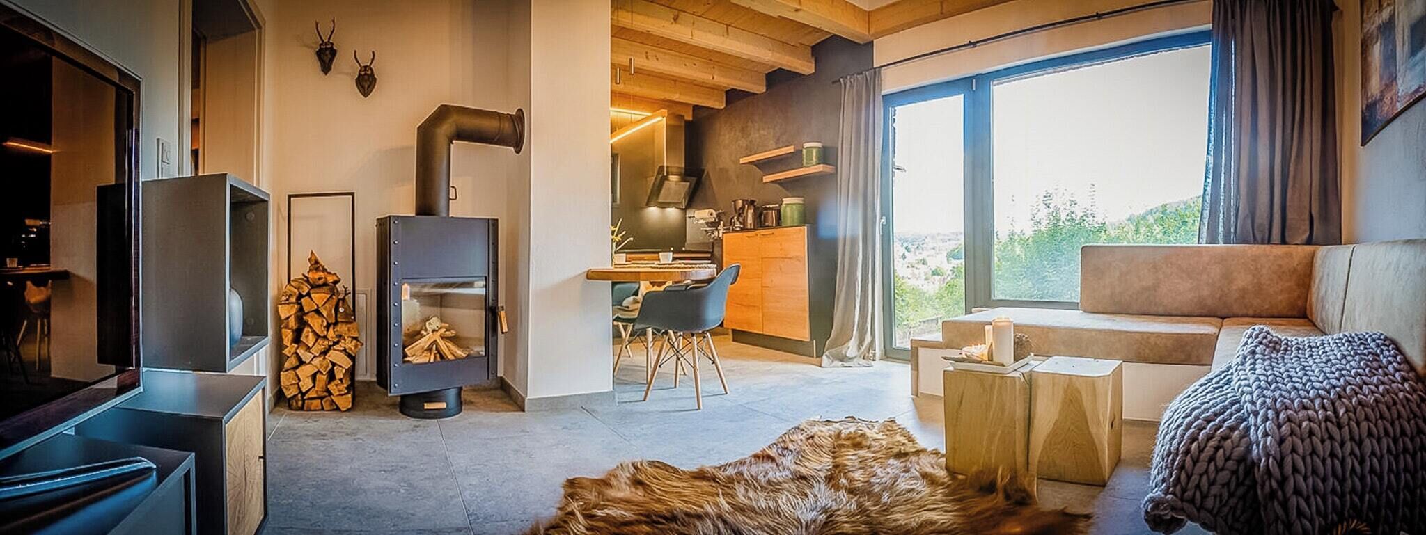 Televisión y chimenea 
