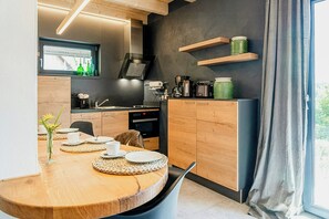 Mikrowelle, Ofen, Geschirrspüler, Wasserkocher mit Kaffee-/Teezubehör