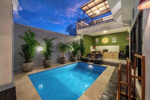 Una piscina al aire libre