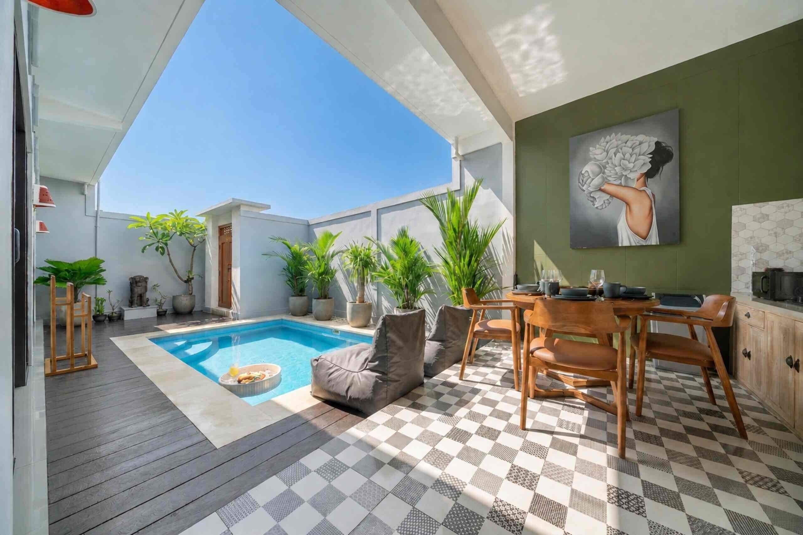 Eine moderne Außenpatio mit Pool, Sitzbereich und Essplatz.