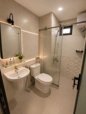 Kamar Double Junior, pemandangan kota | Kamar mandi | Shower, perlengkapan mandi gratis, pengering rambut, dan sandal