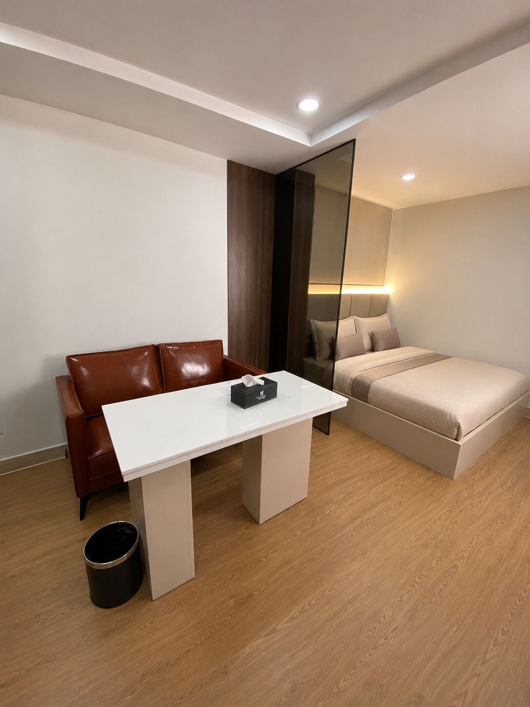Quarto casal luxo, vista para a cidade | Escrivaninha, espaço de trabalho para notebook, quartos à prova de som
