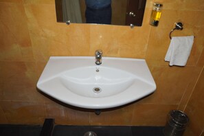 Een douche, gratis toiletartikelen, handdoeken, zeep