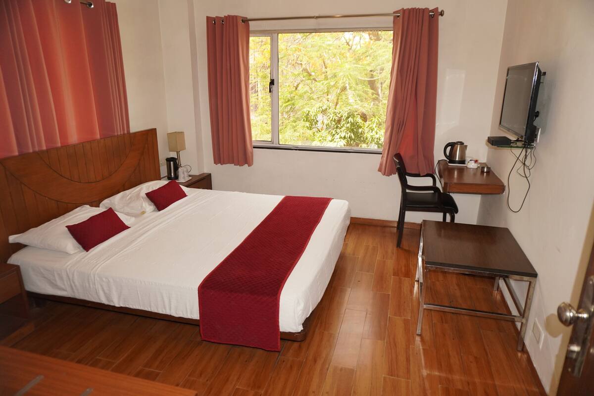 Deluxe Double Room, Garden View | Desk, free WiFi