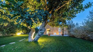 A tree-lined pathway leading to a building with a stone facade and a door. - House with pool and citrus grove near Noto (Noto)