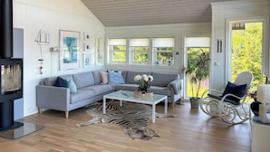 TV, fireplace - Cabin with views over the Sannesfjord (Risør)