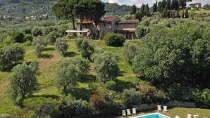 A pool with lounge chairs, a gazebo, and a stone house surrounded by greenery. - Large country house near Lucca with private pool (San Gennaro)