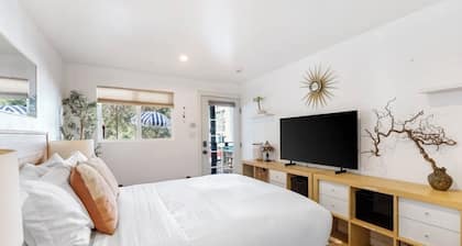 Charming hwood Hills 2-bdroom guesthouse totally privte.big Bckyard, jacuze etc