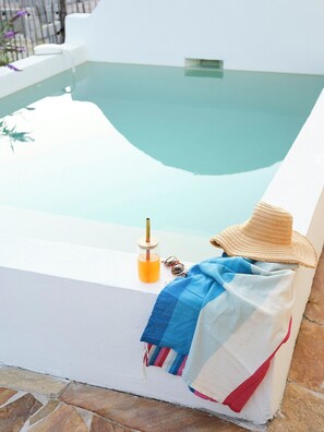 A pool with a straw drink, sunglasses, and a straw hat on a towel. - Family home between forest and ocean in Mimizan (Mimizan)