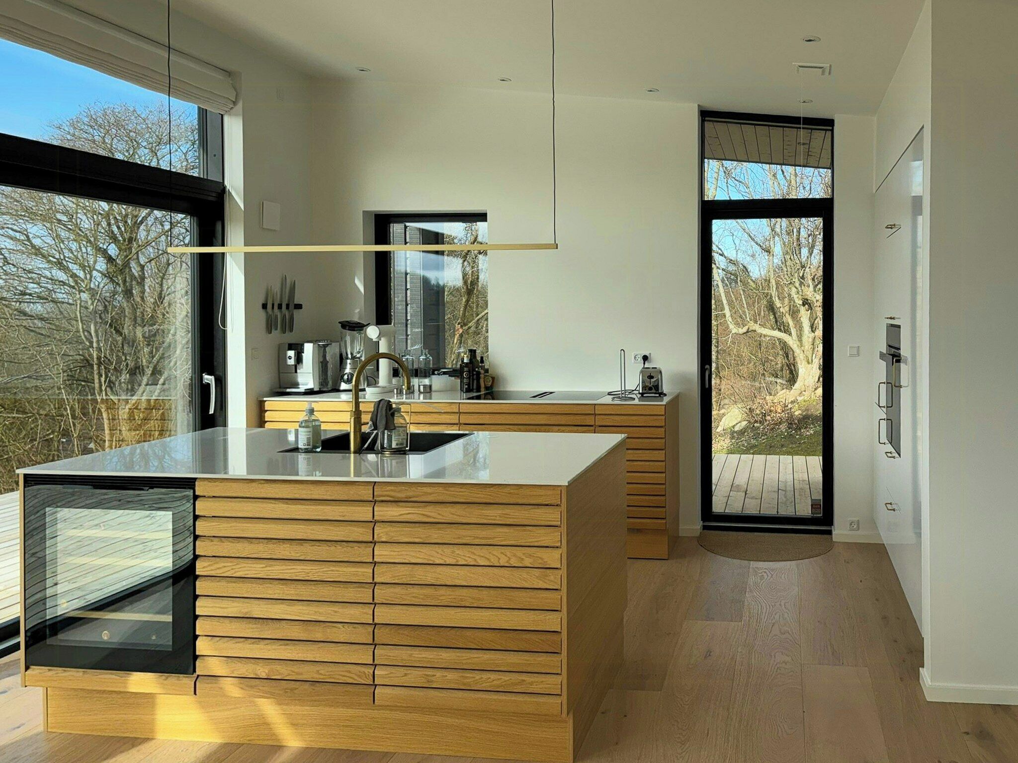 Microwave, oven, dishwasher, coffee/tea maker