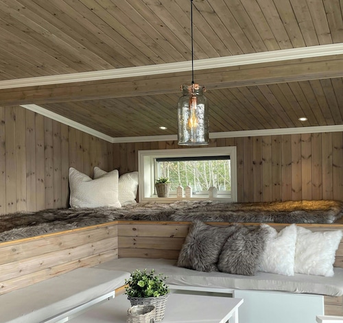 Modern cottage with river frontage near Opphus