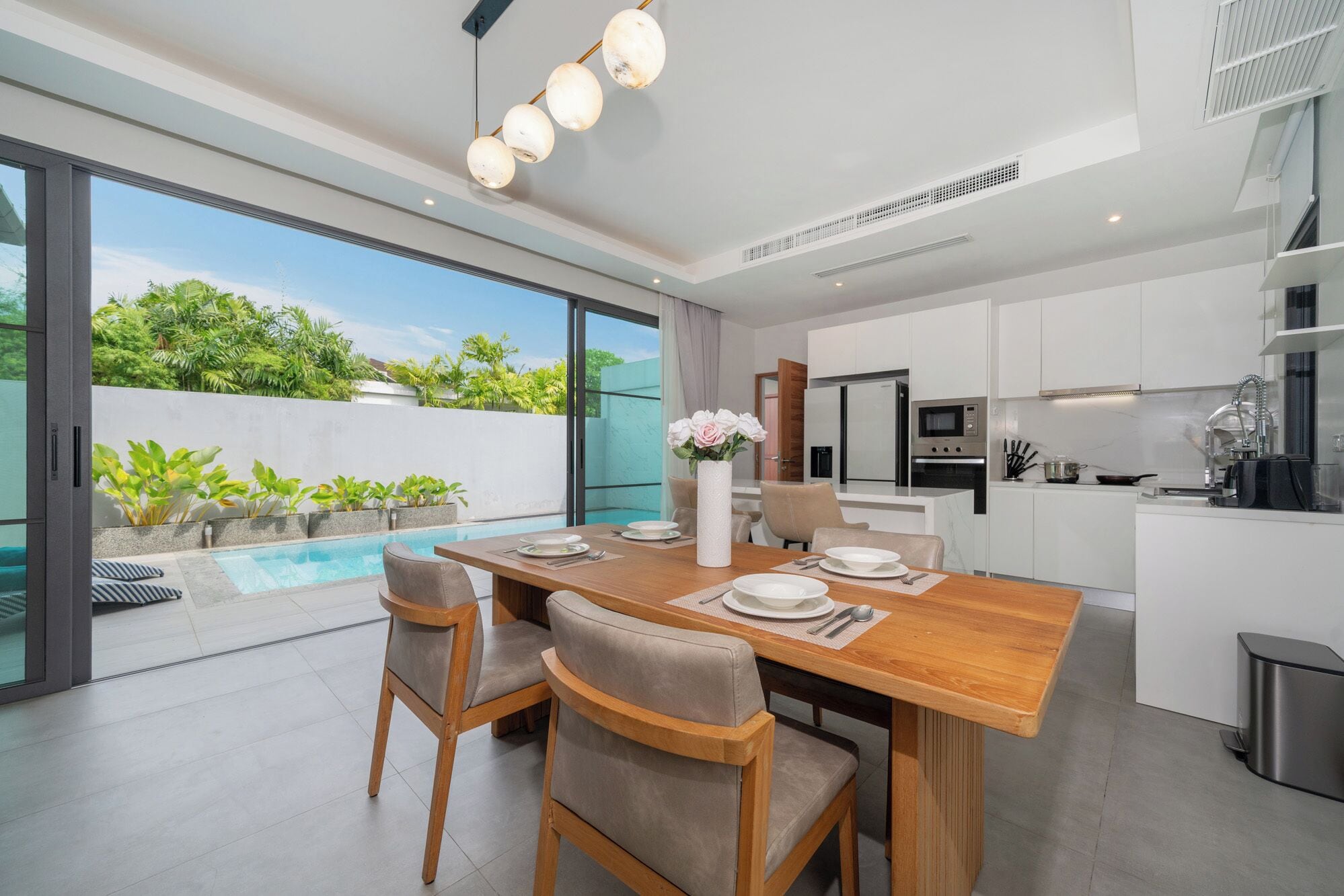 Vila, para não fumantes, piscina particular | Cozinha privada | Geladeira, micro-ondas, cooktop, lava-louças
