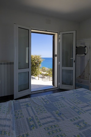 An open bedroom door with a view of the sea and a balcony. - Spacious villa with sea views (Cipressa)