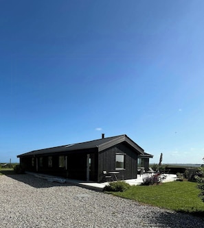 A modern two-story house with a gravel driveway and a grassy lawn. - Summer house with wilderness bath and water views (Vinderup)