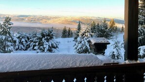 A snowy landscape with a cabin and trees. - Spacious family cabin with views in Hafjell (Øyer)