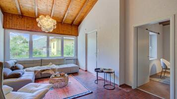Biệt thự Tiêu chuẩn, 2 phòng ngủ, 2 phòng tắm (Alfa Garden Villa With Private Pool) | Khu phòng khách