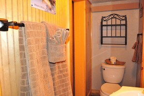Bathroom - Restmore Inn (Custer)