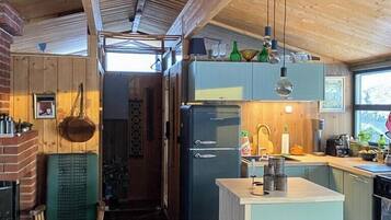 Microwave, oven, dishwasher, coffee/tea maker