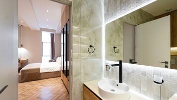 Appartement, 2 slaapkamers | Badkamer | Een haardroger, pantoffels, een bidet, handdoeken
