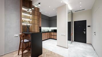 Apartamento, 1 habitación, balcón, vistas al patio | Cocina privada | Frigorífico, microondas, horno y placa de cocina