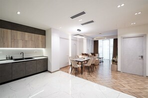 公寓, 露台, 庭園景 | 用餐區