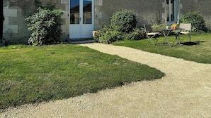 A stone building with a gravel driveway, a door, and a window. - Peaceful cottage near Saint-Savin Abbey (Journet)