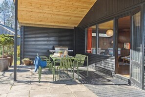 Outdoor dining - 70s holiday home with sea view near Hals (Hals)