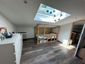 Desk, travel cot, free WiFi, bed sheets - Castelnau stopover (Castelnau-le-Lez)