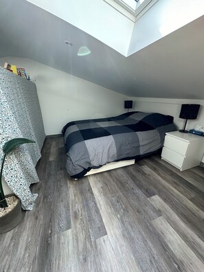 Desk, travel cot, free WiFi, bed sheets - Castelnau stopover (Castelnau-le-Lez)