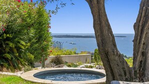 A hot tub surrounded by greenery and a view of the sea. - FRGK Luxury Sea View Villa ANITA Heated Pool 7 Bed (Cannes)