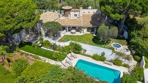 An aerial view of a villa with a swimming pool, outdoor seating, and lush landscaping. - FRGK Luxury Sea View Villa ANITA Heated Pool 7 Bed (Cannes)
