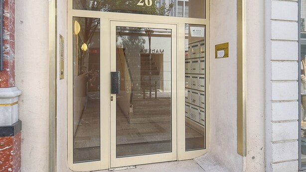Ein Gebäudeeingang mit einem Schild, auf dem 'LE CONCOLEIA 26' steht.