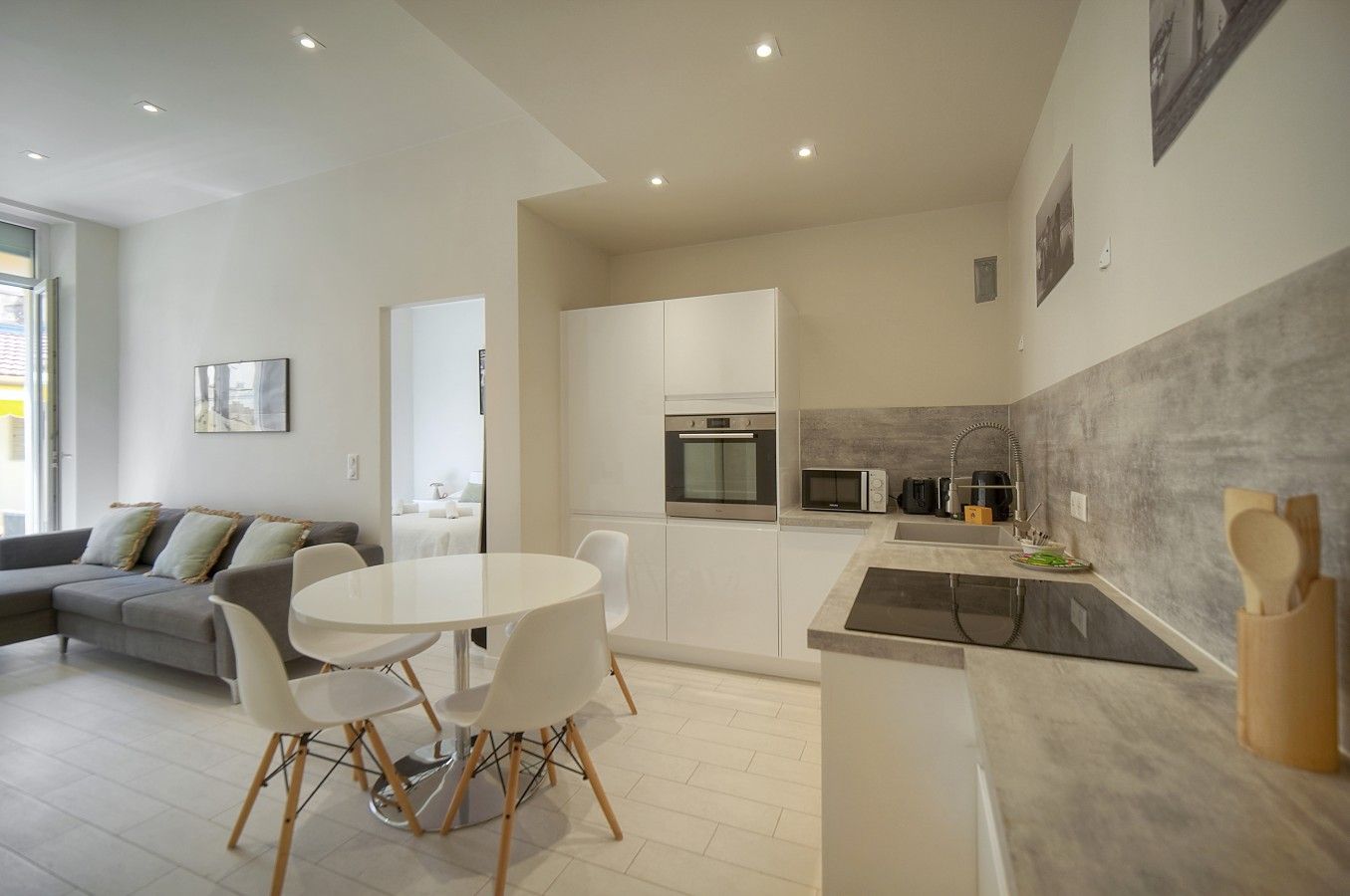 Een modern appartement met een eethoek, keuken en woonruimte.