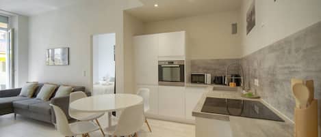 Un apartamento moderno con comedor, cocina y sala de estar.