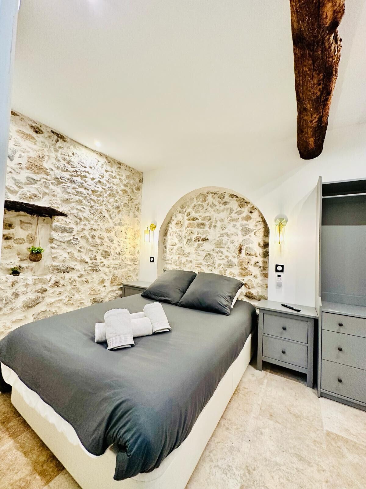 Iron/ironing board, free WiFi, bed sheets