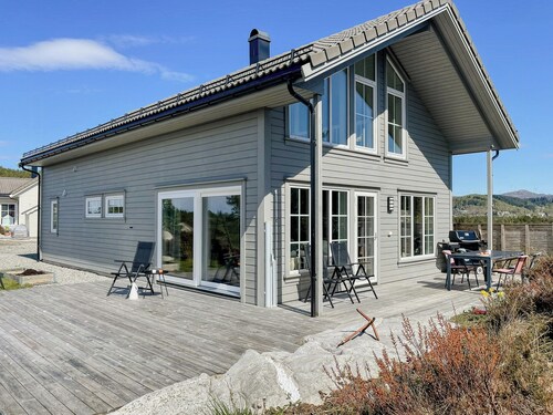 Cozy family cabin surrounded by idyllic islands