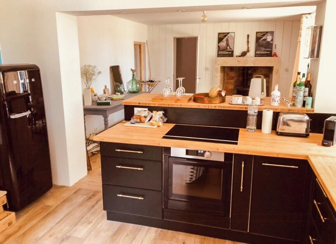 Mikrowelle, Ofen, Geschirrspüler, Wasserkocher mit Kaffee-/Teezubehör