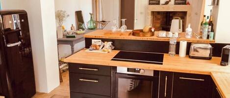 Mikrowelle, Ofen, Geschirrspüler, Wasserkocher mit Kaffee-/Teezubehör
